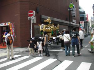 新宿のお祭りの神輿